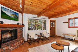 Χώρος καθιστικού στο Summit Happy Cabin with HOT TUB! HIGH SPEED EV HOOKUP, CLOSE TO SLOPES