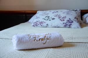 Łóżko lub łóżka w pokoju w obiekcie Apartments Kraljic