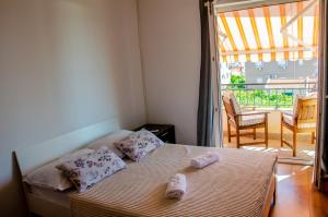 sypialnia z łóżkiem z 2 kapciami w obiekcie Apartments Kraljic w mieście Zadar