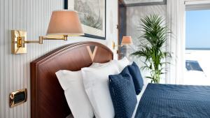 Postel nebo postele na pokoji v ubytování Atilius Hotel & Suites
