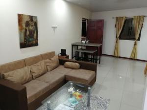 sala de estar con sofá y mesa en Aptos Casa Caribe, habitaciones privadas en aptos compartidos & aptos completos con auto entrada en Puerto Limón