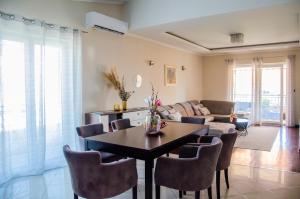 salon ze stołem i krzesłami w obiekcie Apartments Kraljic w mieście Zadar