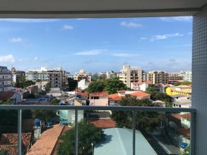 卡波布里奧的住宿－Cobertura Duplex em Condomínio de Alto Luxo - 402，阳台享有城市美景。