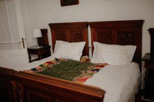 Kuća za odmor "Šokačka lady" في زوبانيا: سرير مع اللوح الأمامي الخشبي ووسادتين