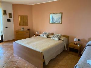 una camera con un letto con due cuscini sopra di Villa Belvedere a Villarios