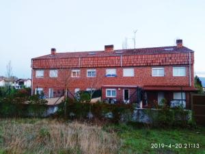 an old red brick building in a field at PUENTE VILLA NUEVA DREAMS 60m2 PAKING privado gratuito in Medina de Pomar