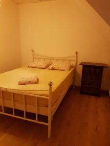 Schlafzimmer mit einem Bett und einem Holztisch in der Unterkunft chez anita in Magny-en-Vexin