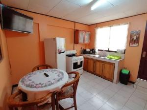 Kuchyň nebo kuchyňský kout v ubytování Marta's Guesthouses, apartamentos con entrada autonoma