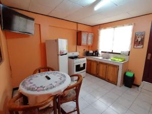 Kuchyň nebo kuchyňský kout v ubytování Marta's Guesthouses, apartamentos con entrada autonoma