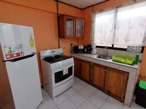 Kuchyň nebo kuchyňský kout v ubytování Marta's Guesthouses, apartamentos con entrada autonoma
