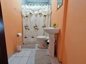 Koupelna v ubytování Marta's Guesthouses, apartamentos con entrada autonoma + 29 fotografií