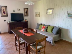 un soggiorno con tavolo e divano di Villa Belvedere a Villarios