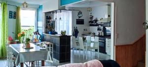 a kitchen and dining room with a table and chairs at Chambre chez l'habitante "Bambou" in Derval