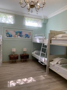 Giường trong phòng chung tại SANTORINI hotel & hostel