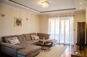 salon z kanapą i stołem w obiekcie Apartments Kraljic w mieście Zadar