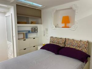 una camera da letto con un letto con specchio e lampada di Silvano Cozy Loft a Bologna