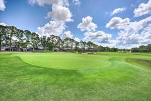 ヘインズ・シティにあるFamily Home with Pool on Award-Winning Golf Course!のゴルフコースの緑の景色