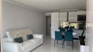 Cannes Pointe Croisette : superbe logement vue merにあるシーティングエリア