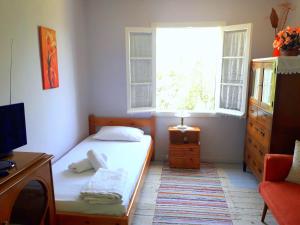 Posteľ alebo postele v izbe v ubytovaní Grandmas Cottage
