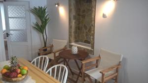 - une salle à manger avec une table et des chaises dans l'établissement Eleni's traditional house, à Triovasálos