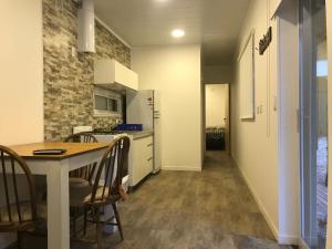 eine Küche und ein Esszimmer mit Tisch und Stühlen in der Unterkunft Los Amancay del Otto ventana in San Carlos de Bariloche