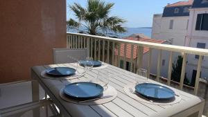 カンヌにあるCannes Pointe Croisette : superbe logement vue merのバルコニー(青い皿付)