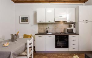 Kuchyň nebo kuchyňský kout v ubytování Nice Apartment In Mundanije + 25 fotografií