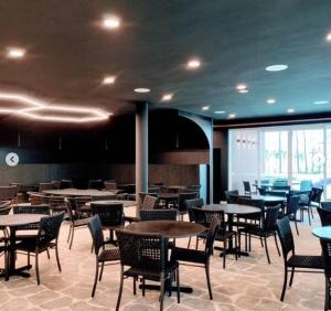 a dining room with tables and chairs in a restaurant at Salinas Exclusive Resort in Salinópolis