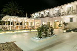 un grande edificio bianco con cortile di notte di Elektra Comfort Hotel by Del Mare a Skala Prinos
