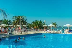 una piscina en un complejo con gente en el agua en Marina del Faro Resort en Termas de Río Hondo