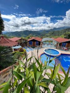 Uma vista da piscina em Cabañas lluvia de oro ou nos arredores