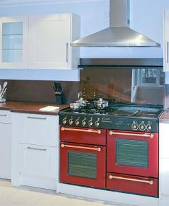a red stove top oven in a kitchen at Hillview House Hostel Inverness in Inverness