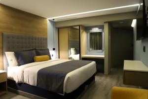 Una cama o camas en una habitación de Alia Inn Boutique WTC