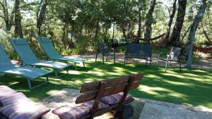 un grupo de sillas y un banco en un parque en Casa Rural: La Casa Mágica de Gredos, en Madrigal de la Vera