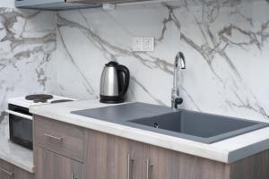 Η κουζίνα ή μικρή κουζίνα στο MK Summer Breeze Luxury Apartments +55 φωτογραφίες