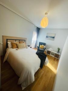 1 dormitorio con 1 cama blanca grande y 1 silla en Casa Río Duero en Soria