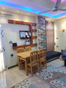 Televízia a/alebo spoločenská miestnosť v ubytovaní STAR HOME HURGHADA ARABIA