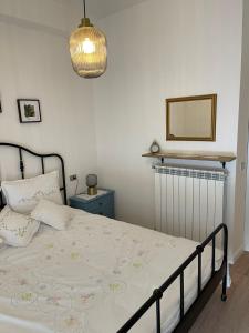 1 dormitorio con cama y espejo en Belappart en Fiuggi
