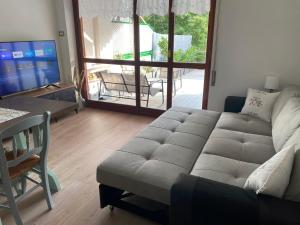 ein Wohnzimmer mit Sofa und Fernseher in der Unterkunft Belappart in Fiuggi