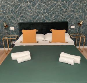 una camera con un letto con due cuscini sopra di Maison Aida a Porto SantʼElpidio