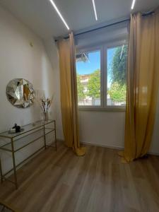 un soggiorno con una grande finestra e uno specchio di Maison Aida a Porto SantʼElpidio