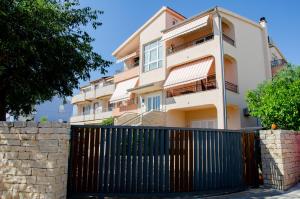 budynek z czarną bramą przed nim w obiekcie Apartments Kraljic w mieście Zadar