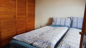 מיטה או מיטות בחדר ב-Ferienwohnung in Gartenlandschaft