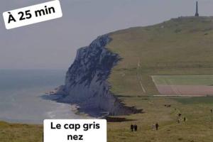 Un groupe de personnes debout sur une colline à côté de l'océan dans l'établissement Le Balcon, 500 m plage, proximité Touquet, à Camiers