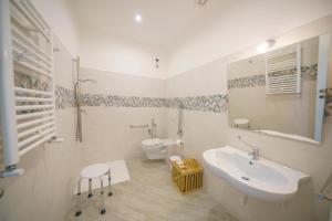 Minissale Farmhouse tesisinde bir banyo