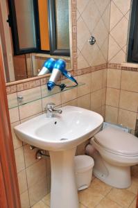 uma casa de banho com um lavatório e um WC em Il Sole e La Luna em Agrigento