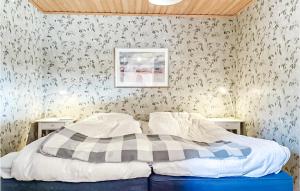 Postel nebo postele na pokoji v ubytování Cozy Home In Markaryd With House A Panoramic View