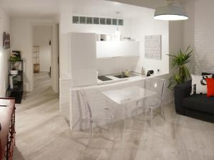 een woonkamer met een glazen tafel en een bank bij Les Suites di Parma - Luxury Apartments in Parma
