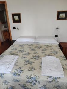a bed with two towels sitting on top of it at Agriturismo Le Cantine in Poggibonsi