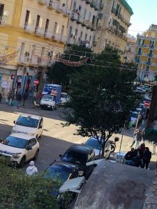 un groupe de voitures garées sur un parking dans l'établissement Dama HostelBB, à Naples